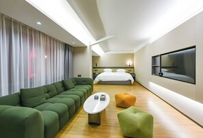 Premium bedding, down duvets, pillow-top beds, individually decorated - Zhangjiajie Yunxi Scenic Hotel (Zhangjiajie)