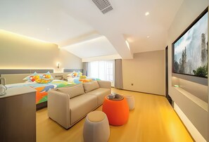 Schreibtisch, laptopgeeigneter Arbeitsplatz, Verdunkelungsvorhänge