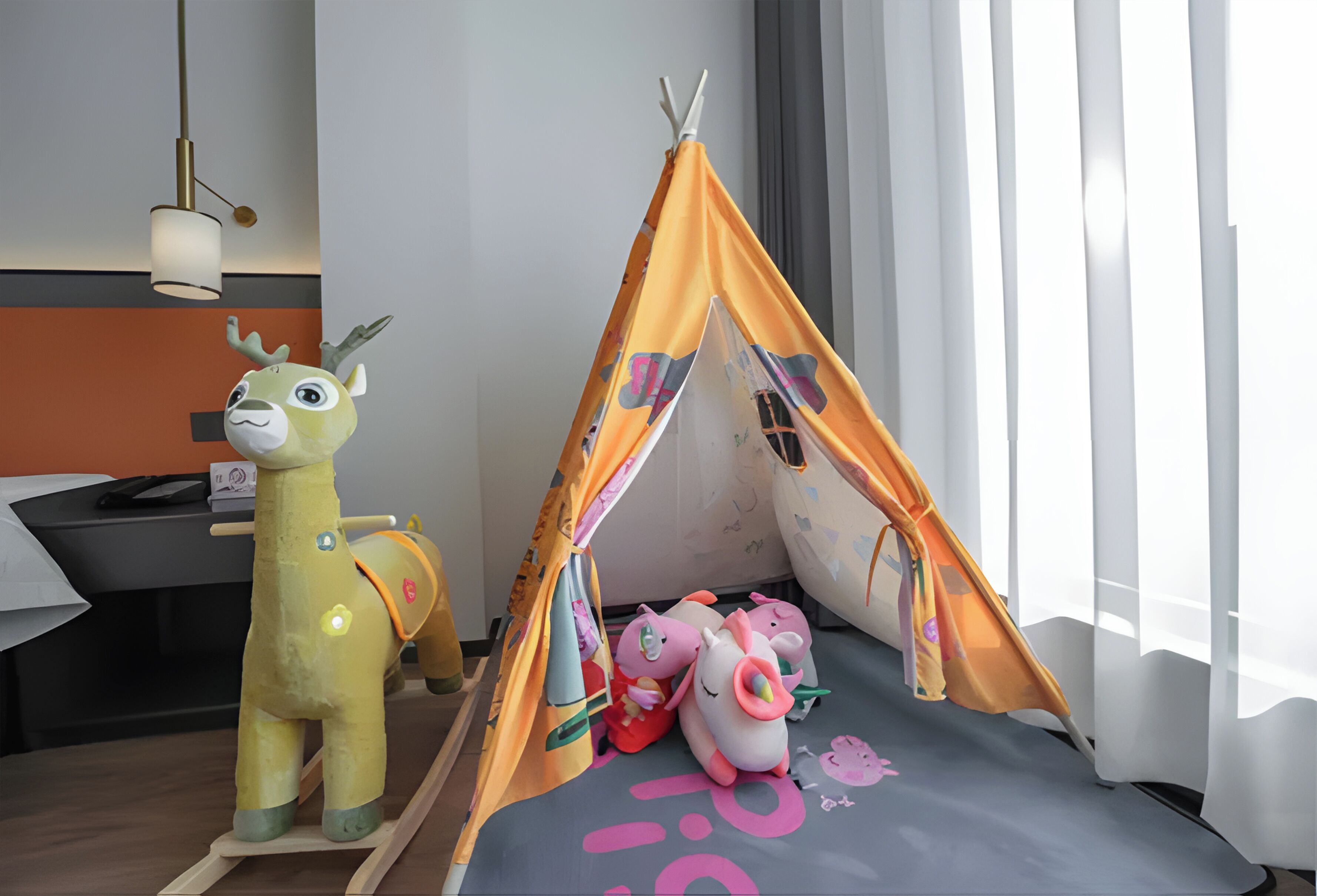 Escritorio, espacio para trabajar con un portátil, cortinas opacas