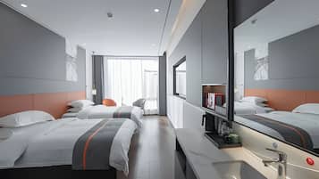 Escritorio, espacio para trabajar con laptop y cortinas blackout