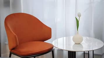 Escritorio, espacio para trabajar con laptop y cortinas blackout