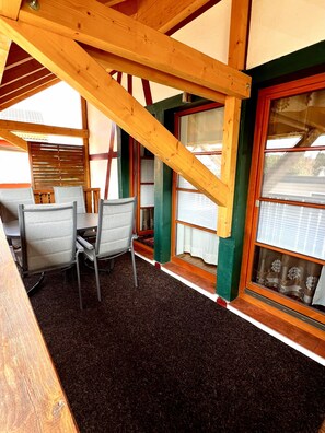 Outdoor dining - Fully equipped vacation apartment 5km from Lake Constance in a rural location (Bermatingen)