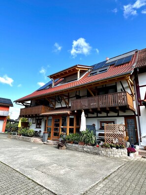 Exterior - Fully equipped vacation apartment 5km from Lake Constance in a rural location (Bermatingen)