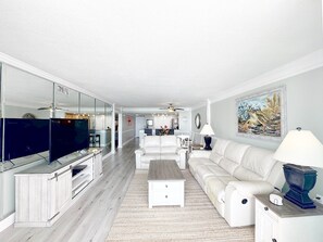 Apartamento, 2 habitaciones | Zona de estar | Una Smart TV