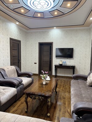 Luxury Suite, Partial Lake View | Living area - Humo (Bogdon)