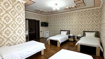 Habitación cuádruple estándar, Aire acondicionado | Caja fuerte, escritorio, cortinas opacas y wifi gratis