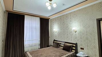 Luksussuite, delvis utsikt mot innsjø | Safe på rommet, skrivebord, blendingsgardiner og wi-fi (inkludert)