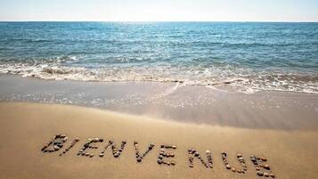 Ubicación cercana a la playa y tumbonas