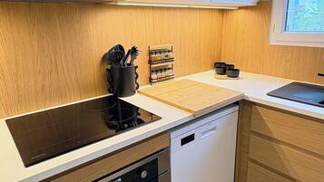 雪櫃、微波爐、焗爐、爐具