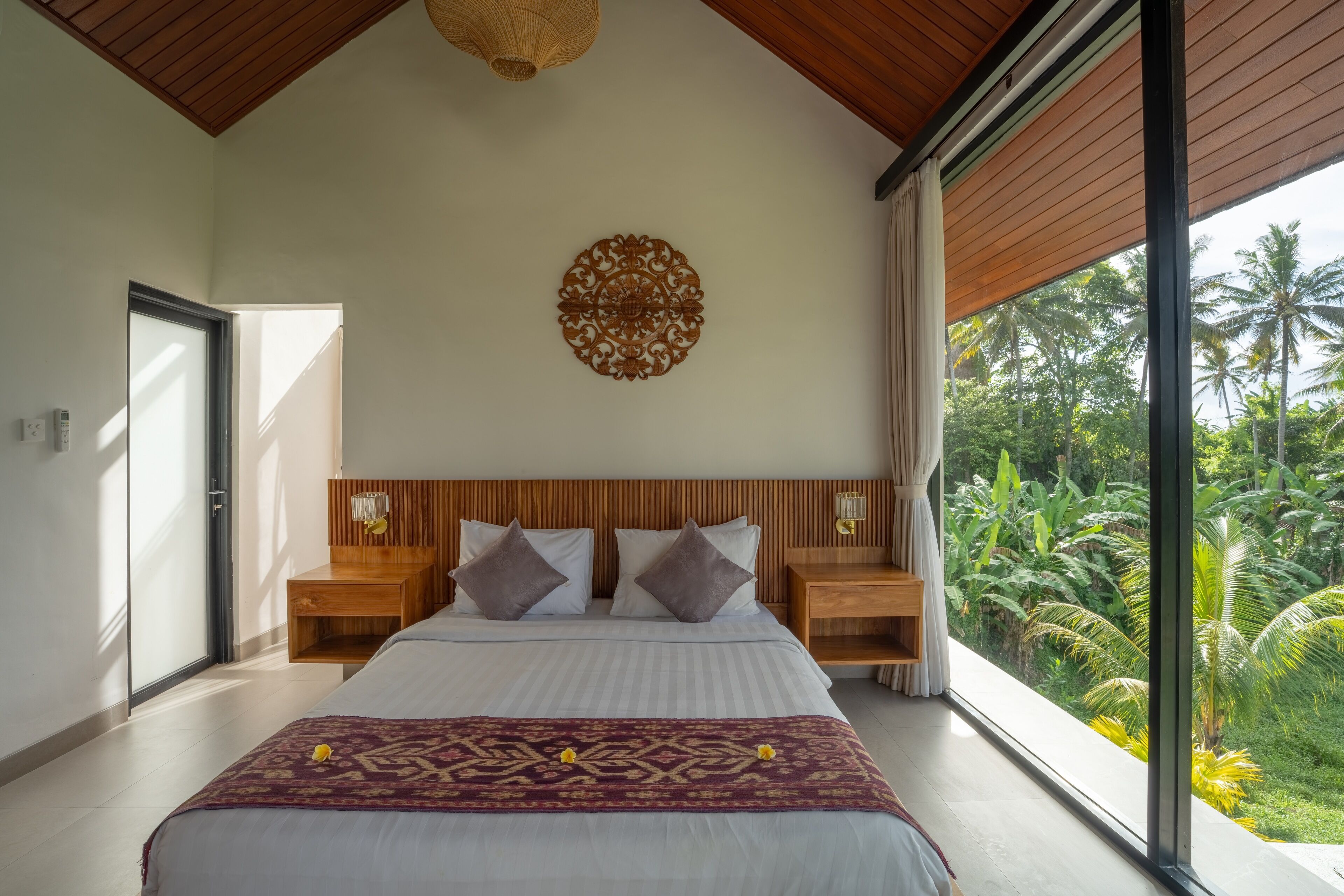 Een bureau, een laptopwerkplek, gratis wifi