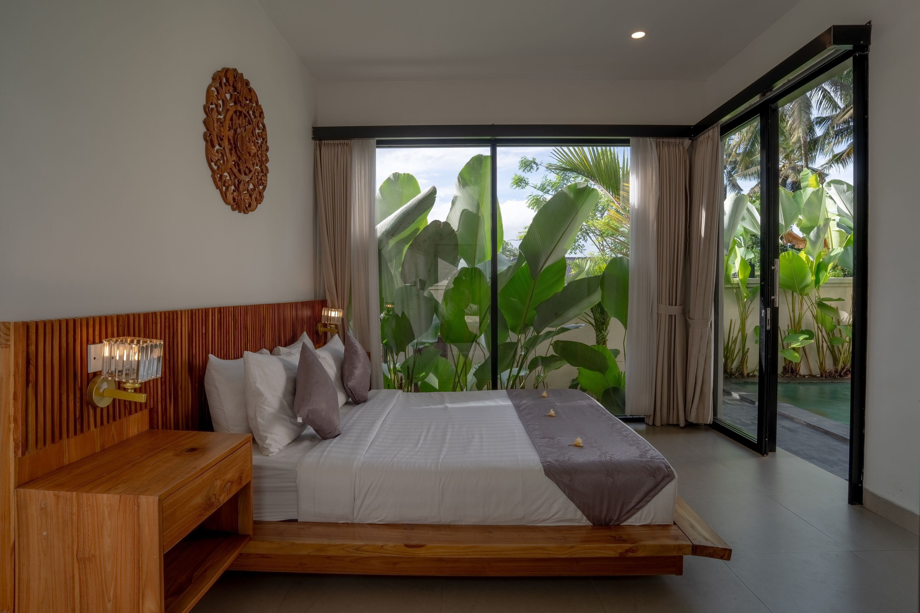 Desk, laptop workspace, free WiFi