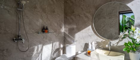 Produtos de toalete grátis, secador de cabelo, toalhas de banho