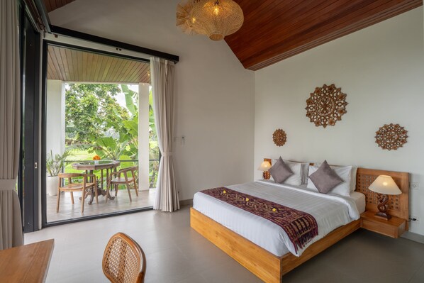 Desk, laptop workspace, free WiFi, bed sheets - Waringin Villa Ubud (Ubud)
