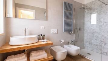 Chambre Double Confort, salle de bains privée, vue piscine | Salle de bain