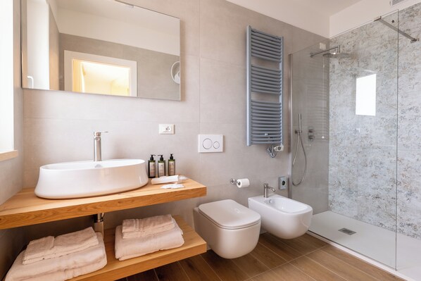 Quarto casal conforto, banheiro privativo, vista para a piscina | Banheiro | Chuveiro, secador de cabelo, chinelos, toalhas de banho