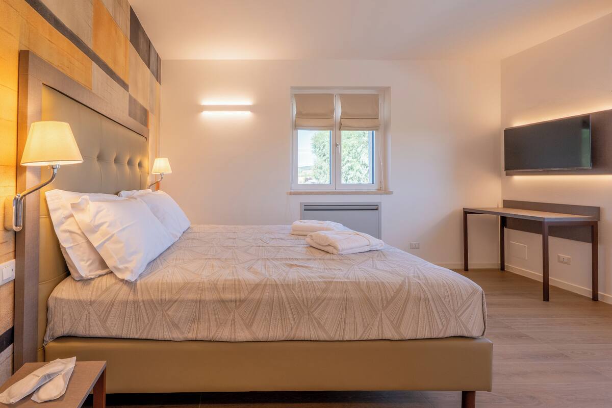 Deluxe-Doppelzimmer, eigenes Bad, Blick auf den Weinberg