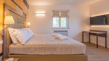 Deluxe Double Room, Private Bathroom, Vineyard View | In-room safe, blackout drapes, soundproofing, free WiFi
