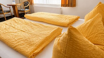 Habitación doble | Ropa de cama hipoalergénica, minibar, caja fuerte y cortinas opacas