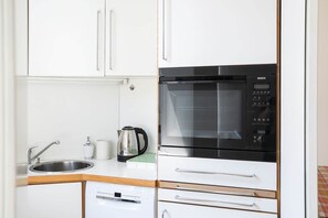 Frigorifero, microonde, forno, piano cottura