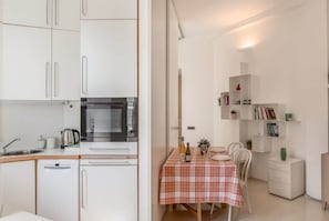 Fridge, microwave, oven, stovetop - Morazzone 7 Apartment | Arco della pace-Brera (Milan)