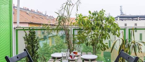 屋外ダイニングエリア