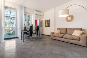 TV - [M1 Cathedral] Modern retreat with terrace & BBQ (Milan)