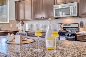 Fridge, microwave, oven, stovetop - New - Spacious - Family Friendly - 5 bd/3ba - 2600 sq Feet - Pool Table (Houston)