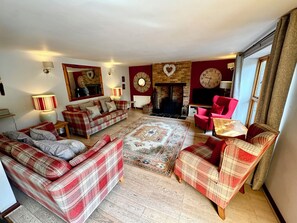 Living area - Barn Owl, stone barn conversion, sleeps 8, close to Dartmoor and Devon beaches (Ipplepen)