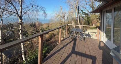 Quiet house with sea view