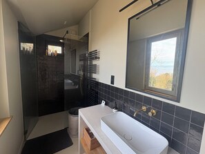 Shower, towels, soap, toilet paper - Quiet house with sea view (Villerville)