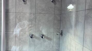 Dusj, bidé, håndklær og såpe