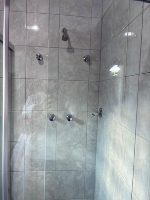 Regadera, bidet, toallas, jabón 