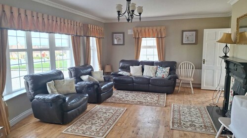 Serene 4-bedroom bungalow in lovely Banagher perfect for relaxing getaway