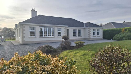 Serene 4-bedroom bungalow in lovely Banagher perfect for relaxing getaway