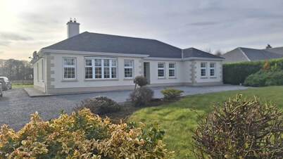 Serene 4-bedroom bungalow in lovely Banagher perfect for relaxing getaway