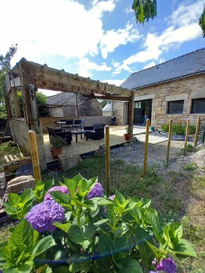Terrace/patio - Gîte "Vivre" in Brittany, pets welcome (Ploërdut)