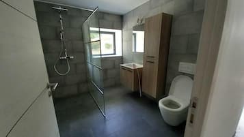 Douche, sĂšche-cheveux, serviettes fournies, savon