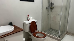 Shower, soap, toilet paper - Khwai Moremi Vacation Cottages 1 (Maun)