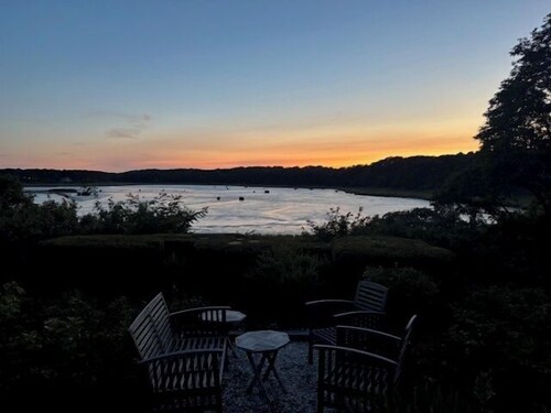 Sweet cottage nestled in scenic Drummer's Cove (CS0052)