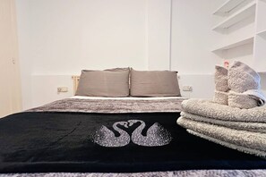 Desk, iron/ironing board, WiFi, bed sheets - Las Americas The Camison 7 with pool  Tenerife365 (Playa de la Américas)
