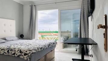 1 slaapkamer, een bureau, een strijkplank/strijkijzer, wifi