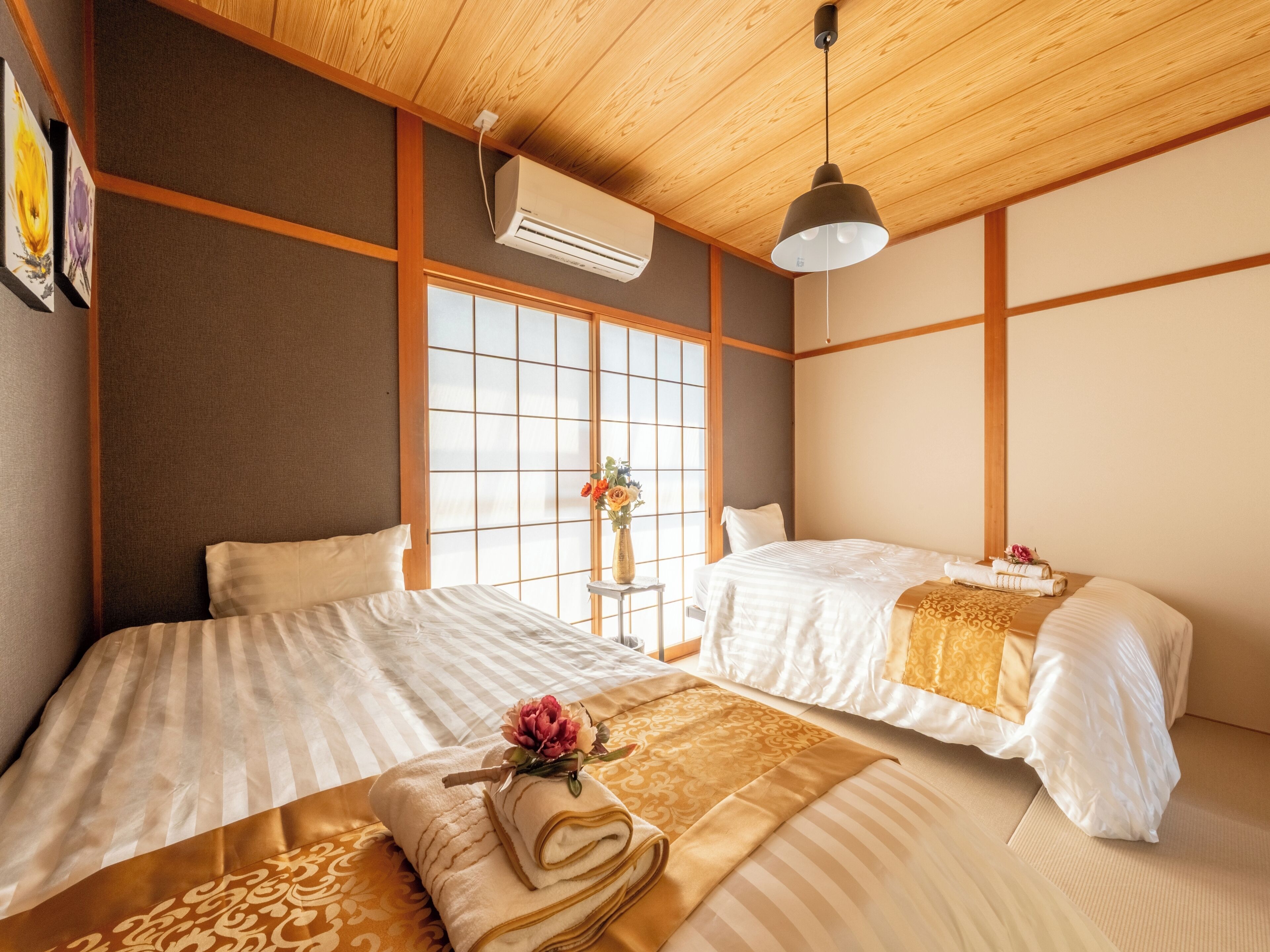 5 bedrooms, iron/ironing board, WiFi, bed sheets