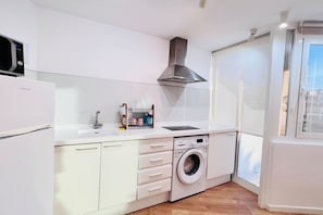 Fridge, microwave, oven, coffee/tea maker
