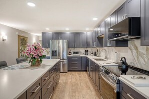 Fridge, microwave, stovetop, dishwasher - Longboat Key Shore Beach View (Longboat Key)