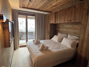 4 bedrooms, in-room safe, desk, iron/ironing board