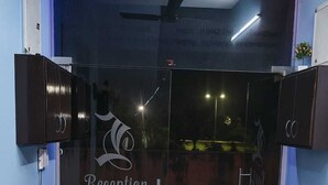 Ein Empfangsbereich mit Schreibtisch, Laptop und Sitzgelegenheiten.