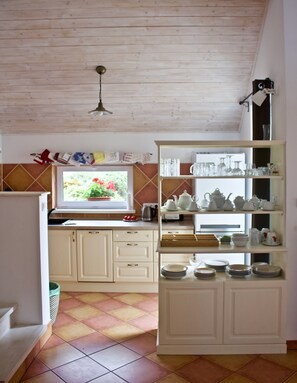 Frigorífico, horno, placa de cocina y lavavajillas