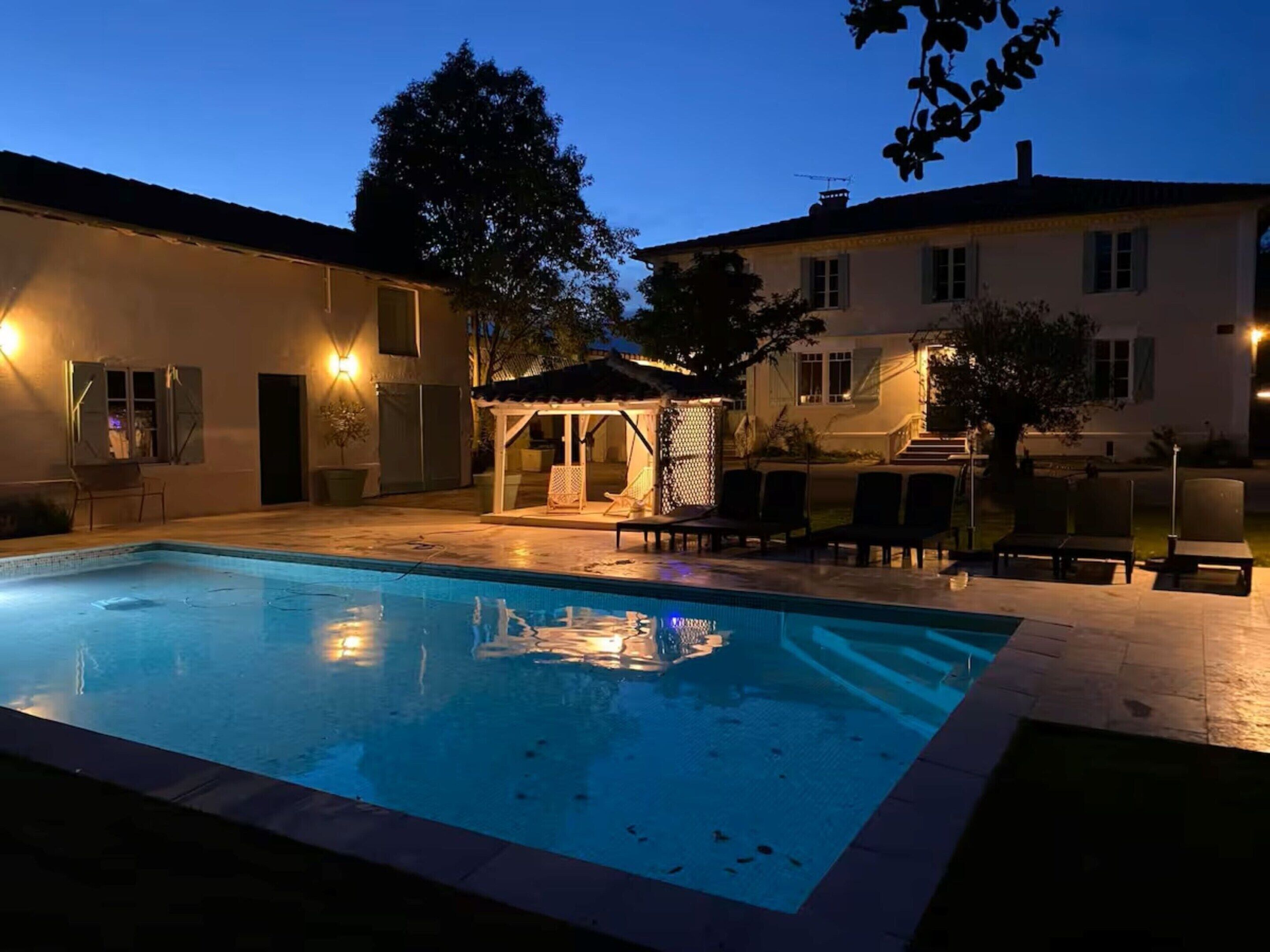 Hus | Basseng | Innendørsbasseng og utendørsbasseng