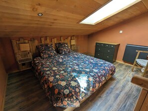 Perhehuone, näköala puutarhaan | Pimennysverhot, äänieristys, silitysrauta/-lauta