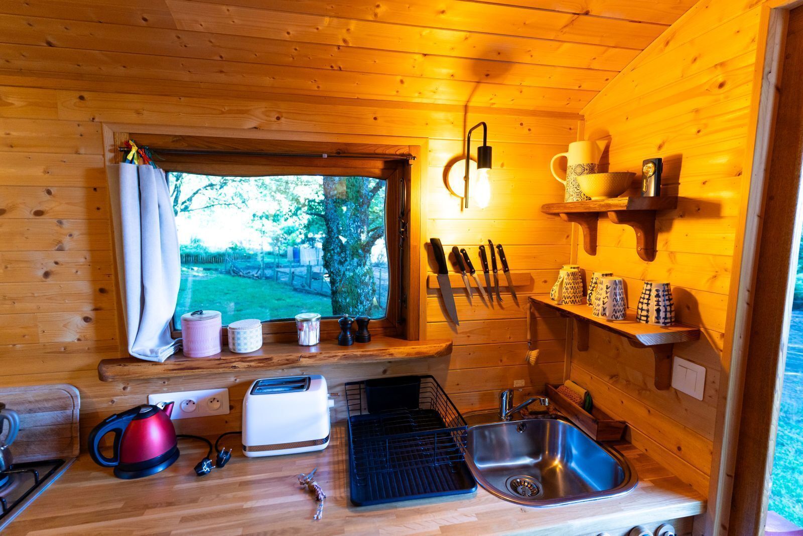 Perhestudio, näköala puutarhaan | Sisätilat